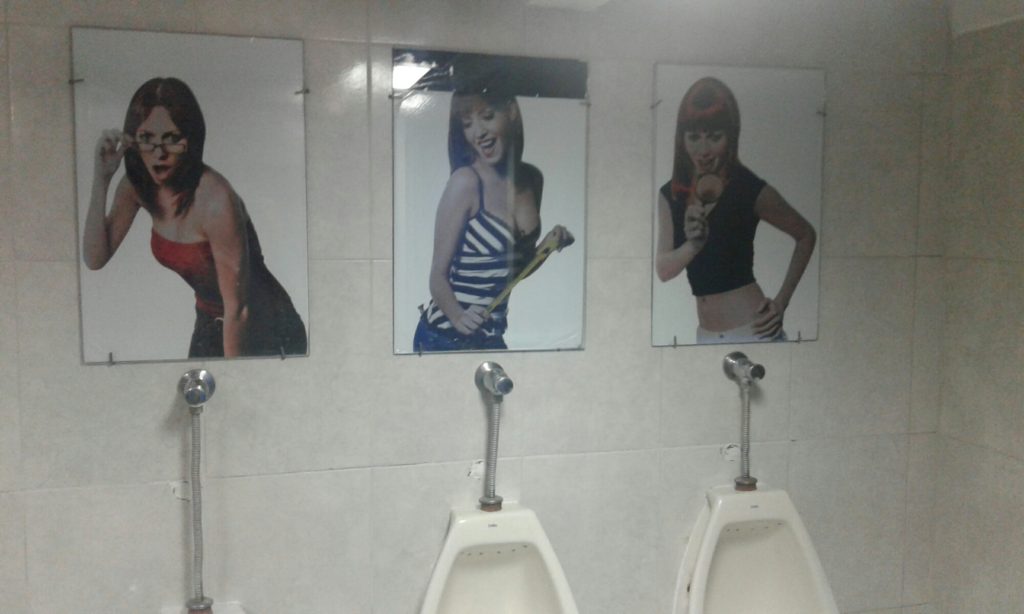 Curiosas imágenes en el baño del cine de Sucre
